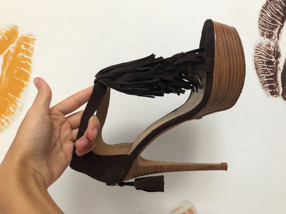 Pantofi superbi cu toc si franjuri maro