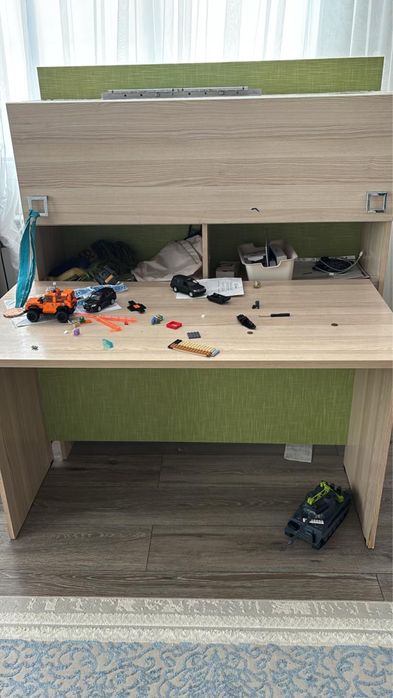 Продам стол с подвесным шкафом