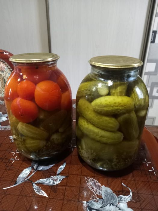 Соленые огурцы и ассорти