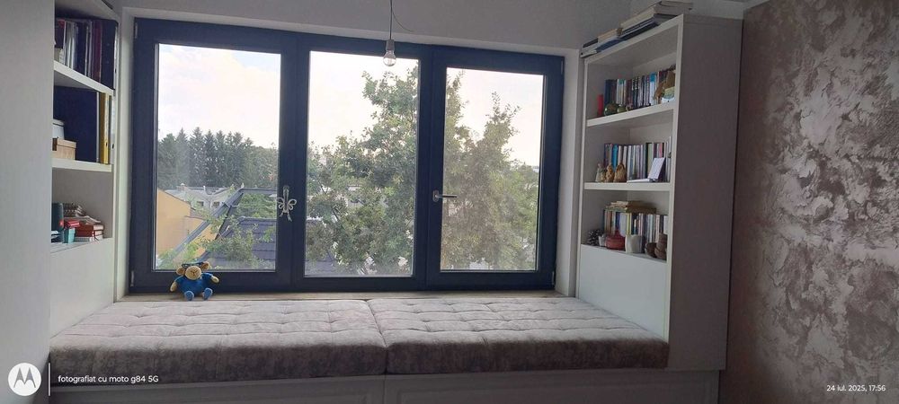 divan fereastra dormitor +biblioteca