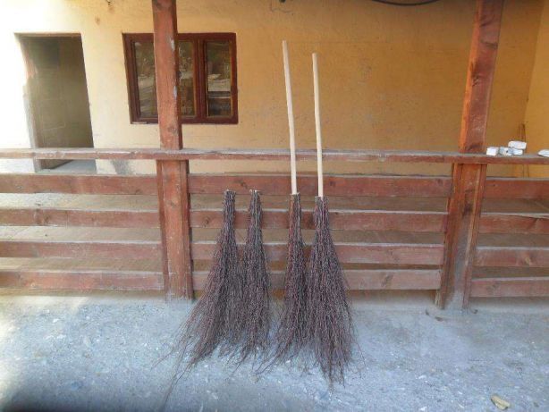 Cozi de unelte [ lopata/ sapa/ târnăcop/ topor/ grebla/ furca/ coasa ]