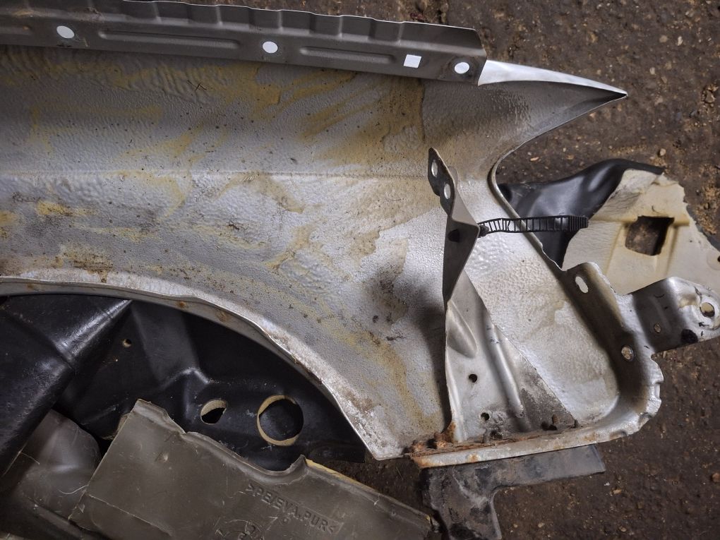 Aripa stânga completa + suport ly7w Audi a4 b7