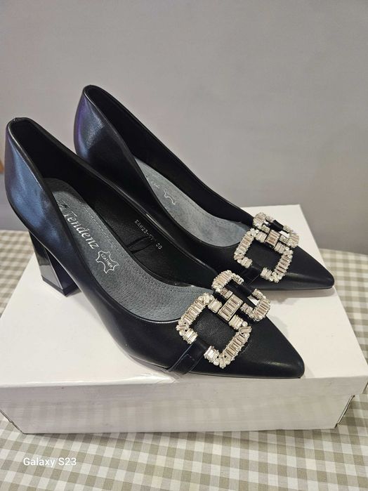 Официални черни обувки с брошка