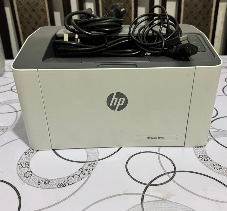 Принтер HP черно- белый