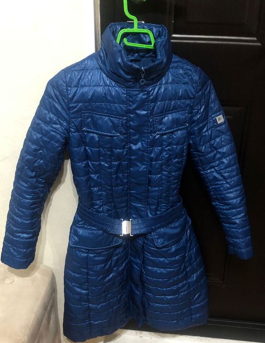 Продам куртку на девочку 140