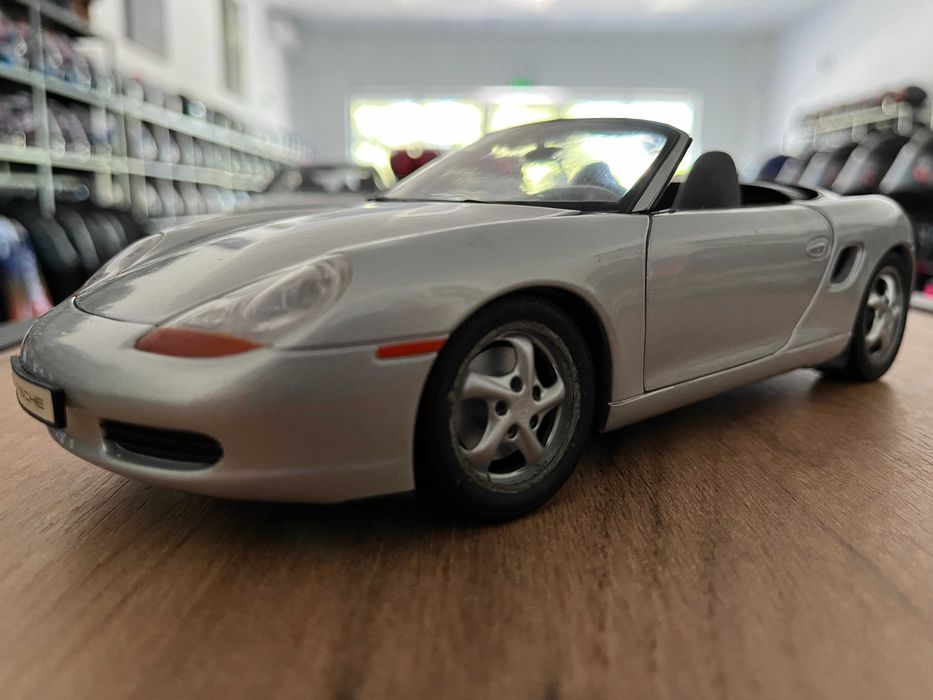 Метална колекционерска колички  UT Models PORSCHE BOXTER мащаб 1:18