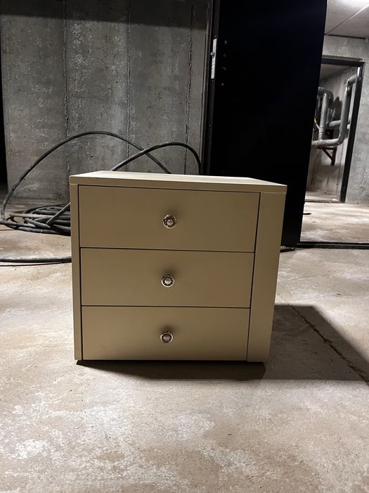 Тумбочка, белая, с тремя выдвежными ящиками