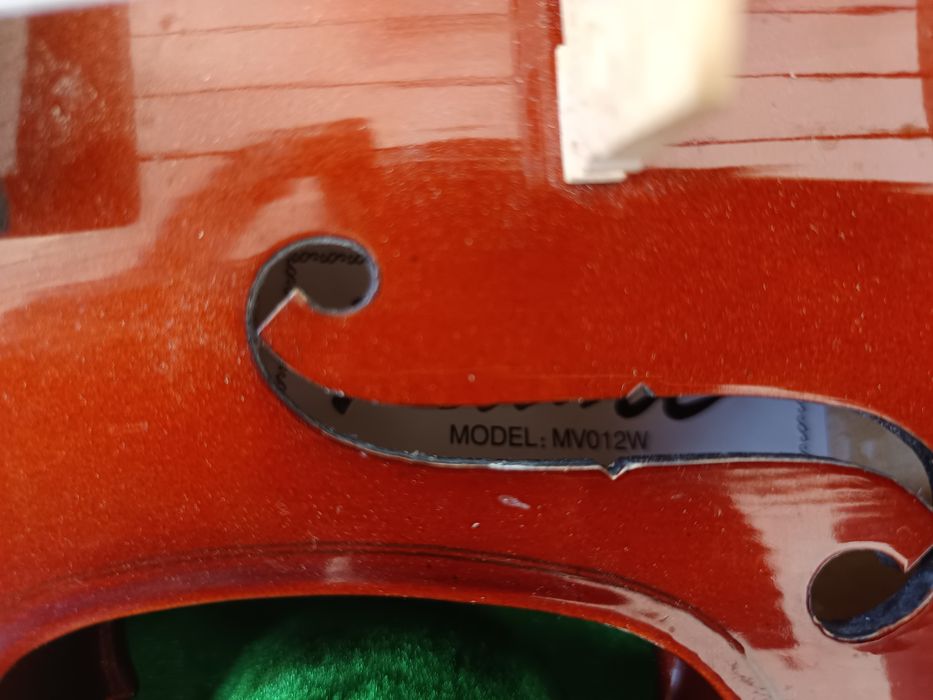 Vând vioară URGENT 4/4 model:MV012W
