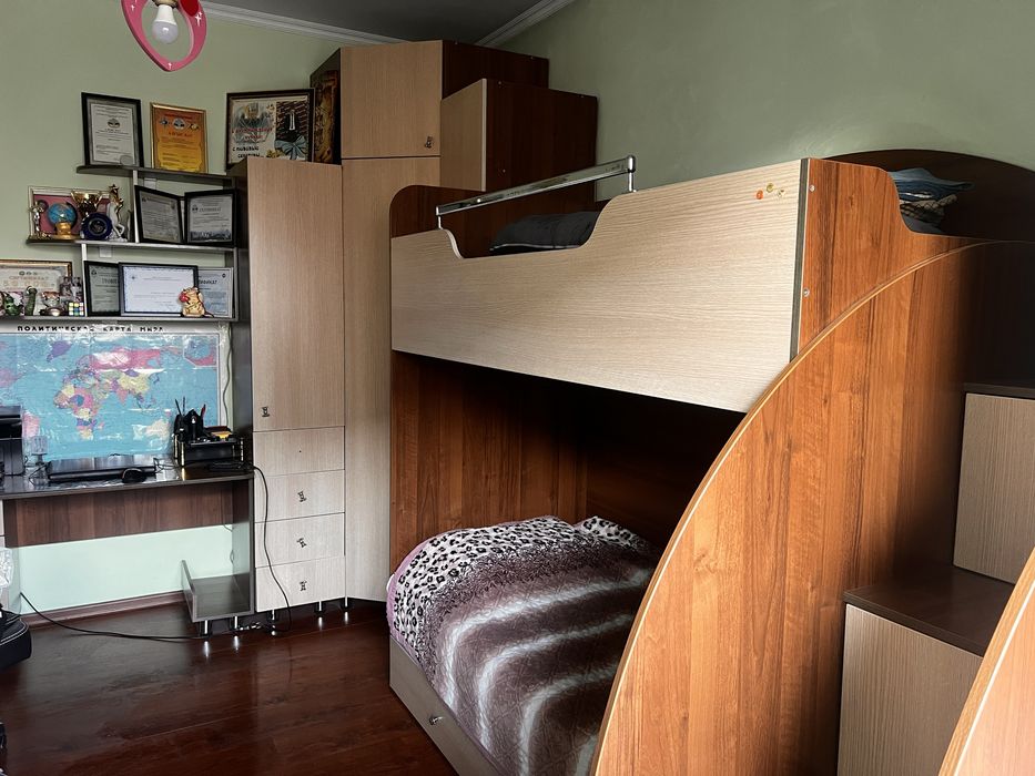 Продаются стол, шкаф и двухъярусная кровать