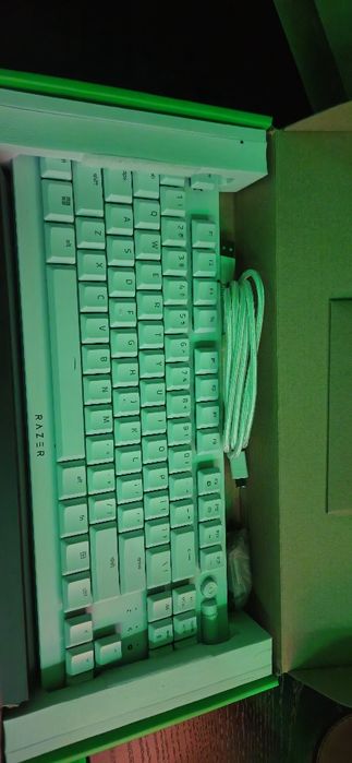 Tastatură SteelSeries și Razer