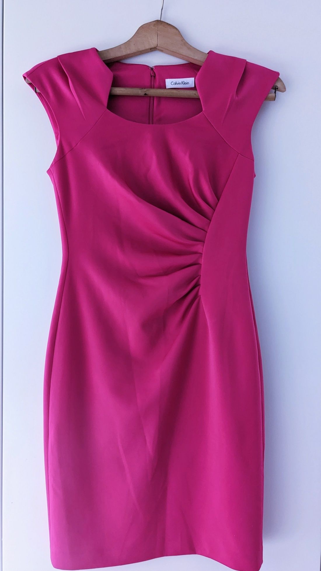 Розова вталена рокля Calvin Klein, размер S
Active listing
