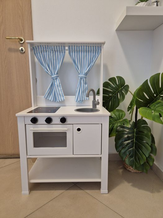 Bucătărie de jucărie din lemn, stil nordic, stare excelentă
De