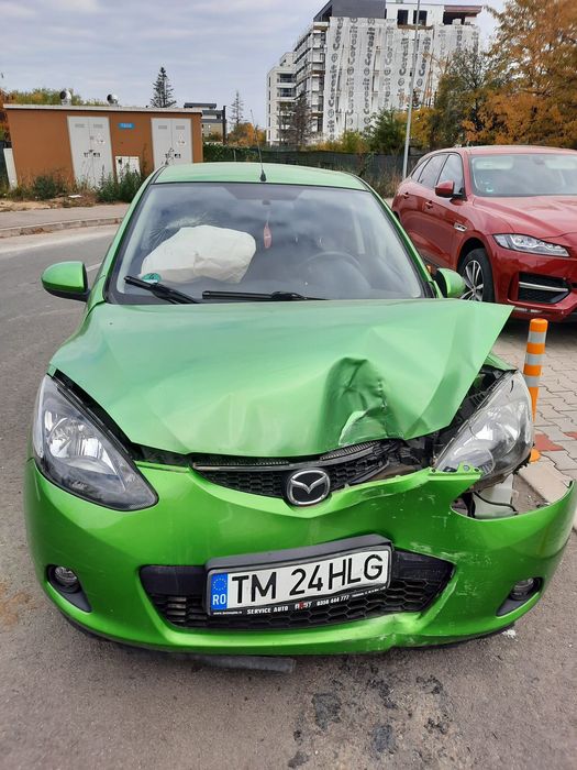 Vand Mazda 2 avariata