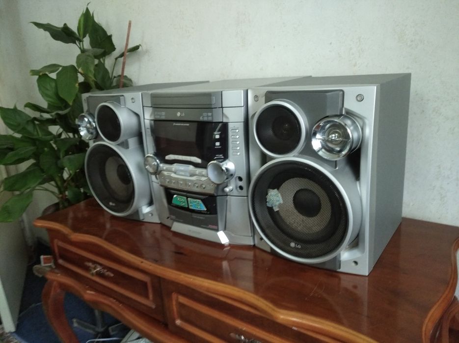 Продам музыкальный центр LG