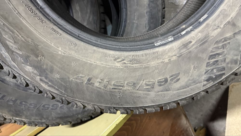 Шипованный шины в хорошем состояний