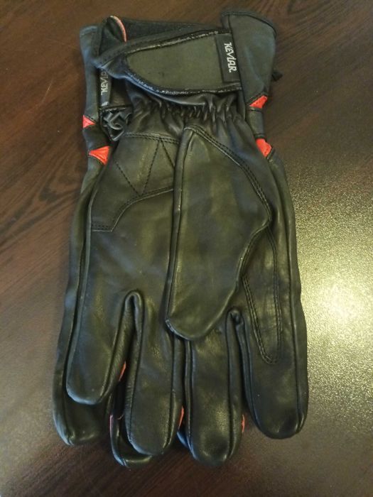 Продавам спортни  ръкавици  за  фитнес  и колелата и за моторите