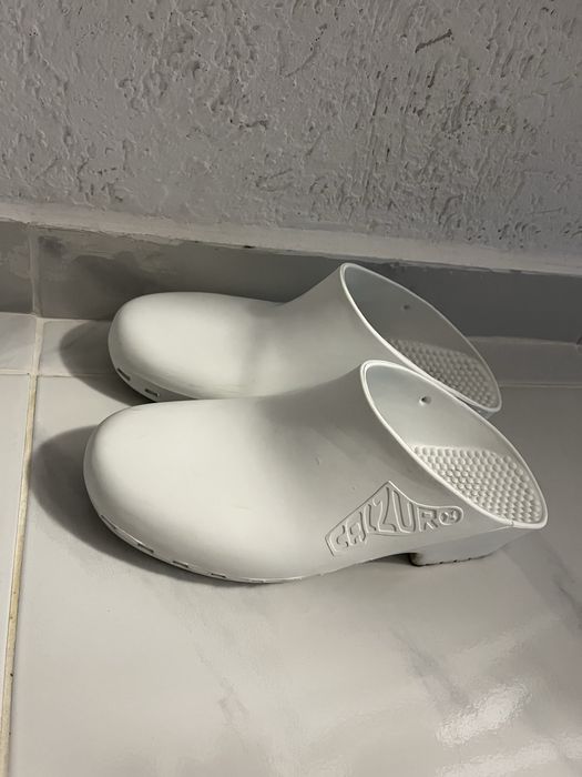 Продавам медицински чехли