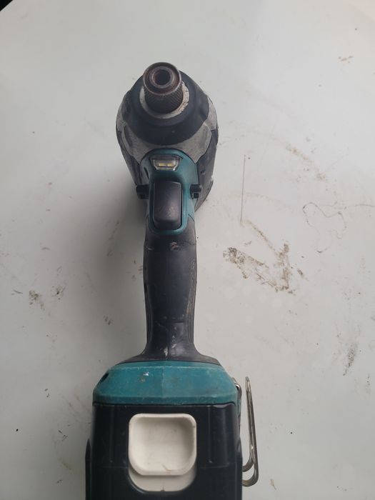 Corp Makita DTD153 impact trecuta de prima tinerete
Se poate pune cu v