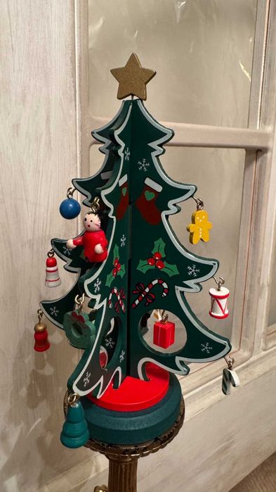 Дървена декоративна  елхичка, с 16 различни дървени фигурки– Германия.