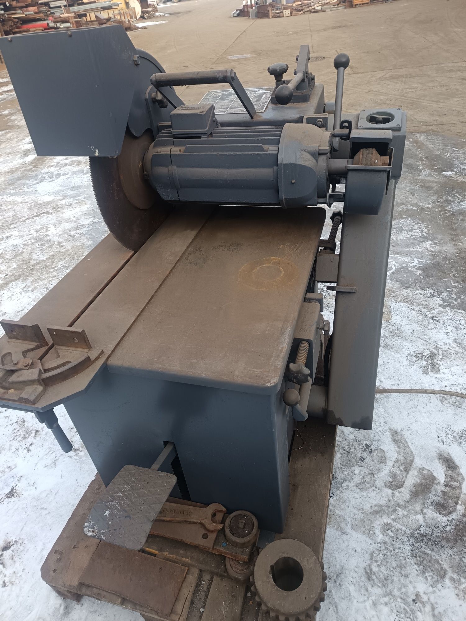 Fierăstrău circular cu pânză metalica de tăiat metal