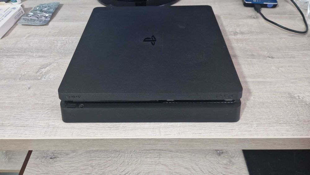PS4 Slim + 2 Controllere + statie de incarcare