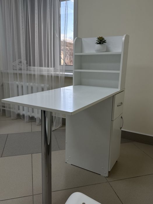 Продам маникюрный стол