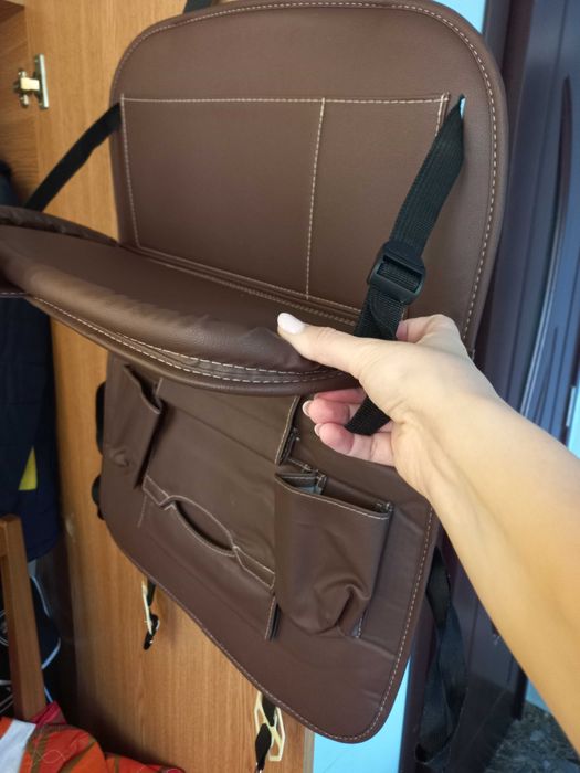 Organizator auto cu 6 compartimente și masuță
