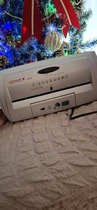 Шредер GENIE 250CD – за хартия, CD/DVD, кредитни карти