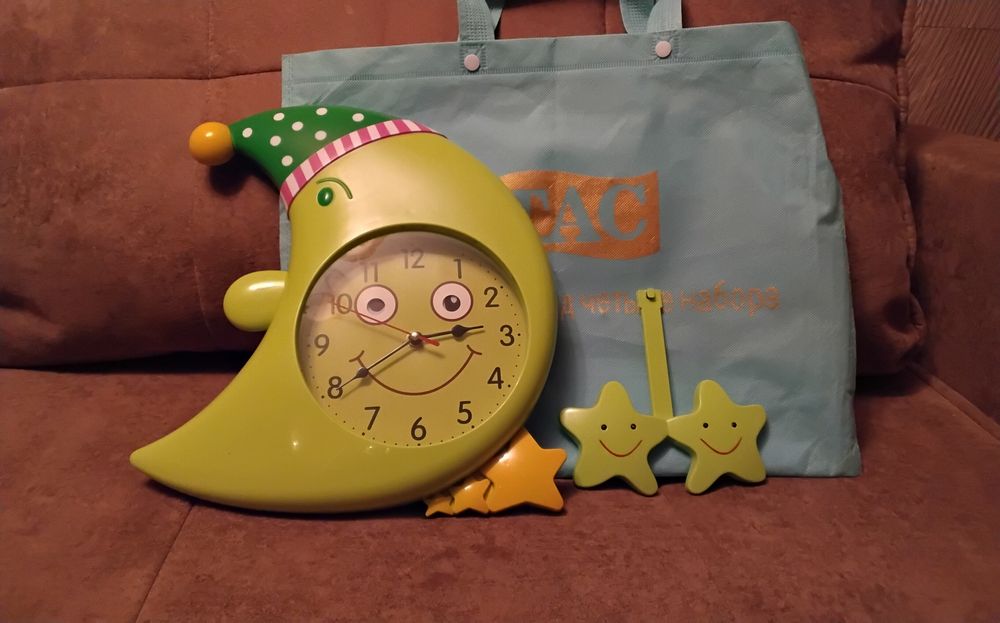 Продам детскии часы