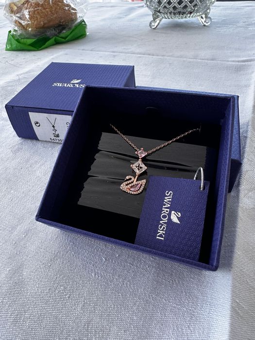 Colier Swarovski dancing swan rose gold cu piatra roz