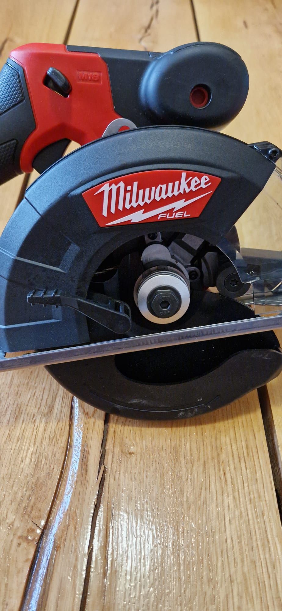 Milwaukee circular pe acumulator pentru metal