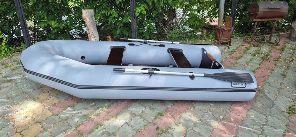 Продам лодку с мотором.