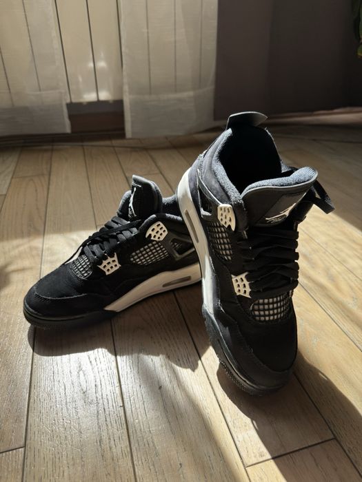 Jordan 4 retro White Thunder