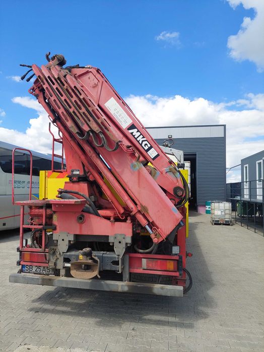 Vand camion DAF XF 105  cu macara MKG HLK 195 HP  an 2010