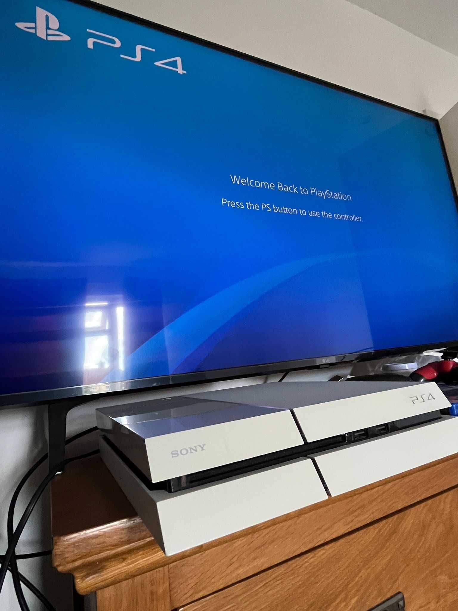 Playstation 4 с 2 Контролера и 3 Игри