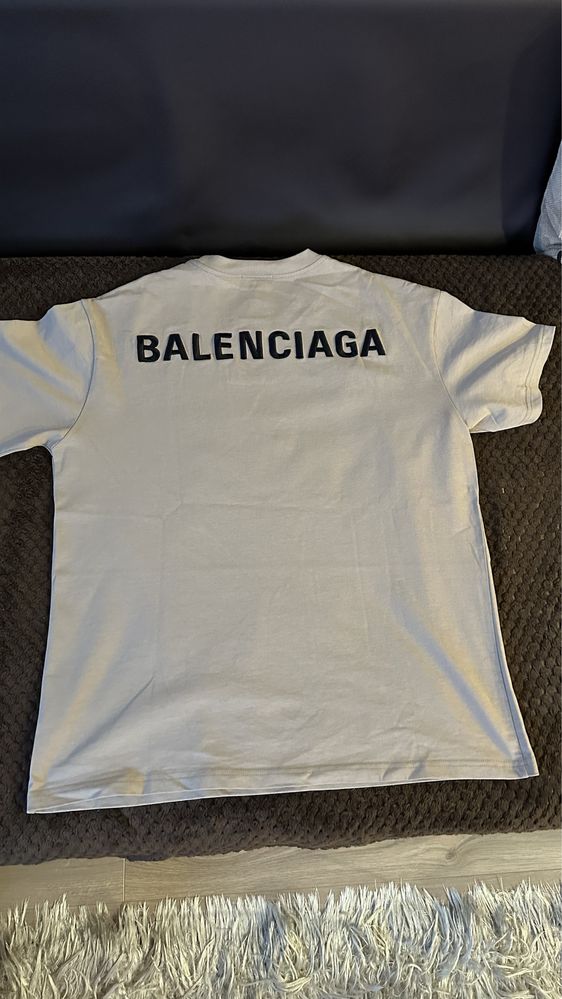 Продавам чисто нова мъжка тениска Balenciaga