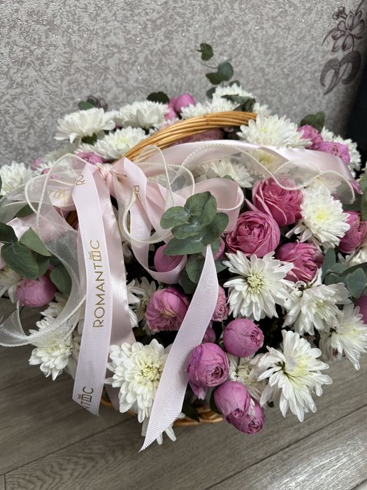 Большой букет цветов с корзиной