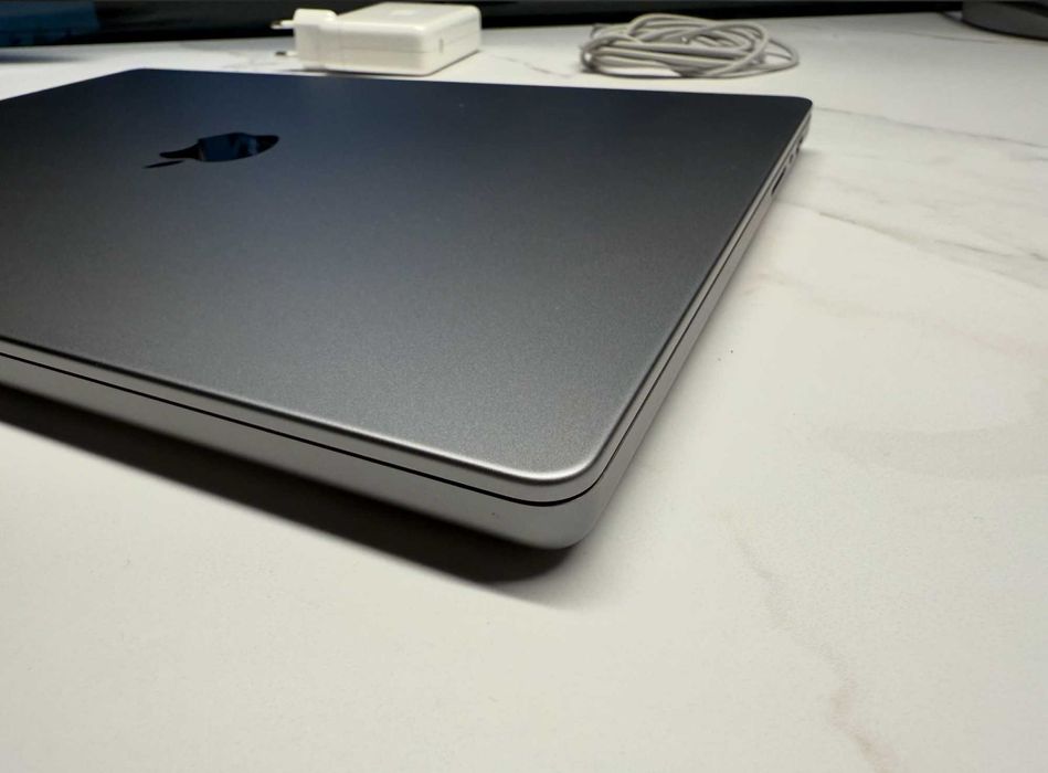 MacBook Pro M1 MAX / 16-inch / 32 Gb / 1 TB / Space Gray / 97% Battery