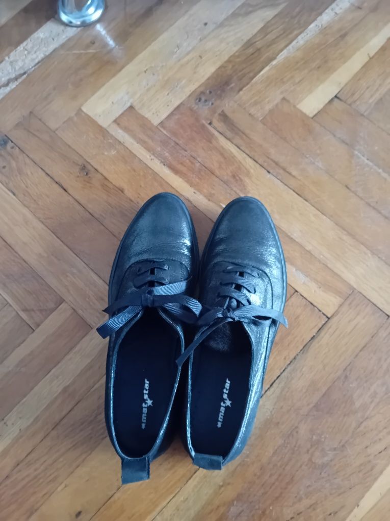 Черни обувки, леко лъскав материал