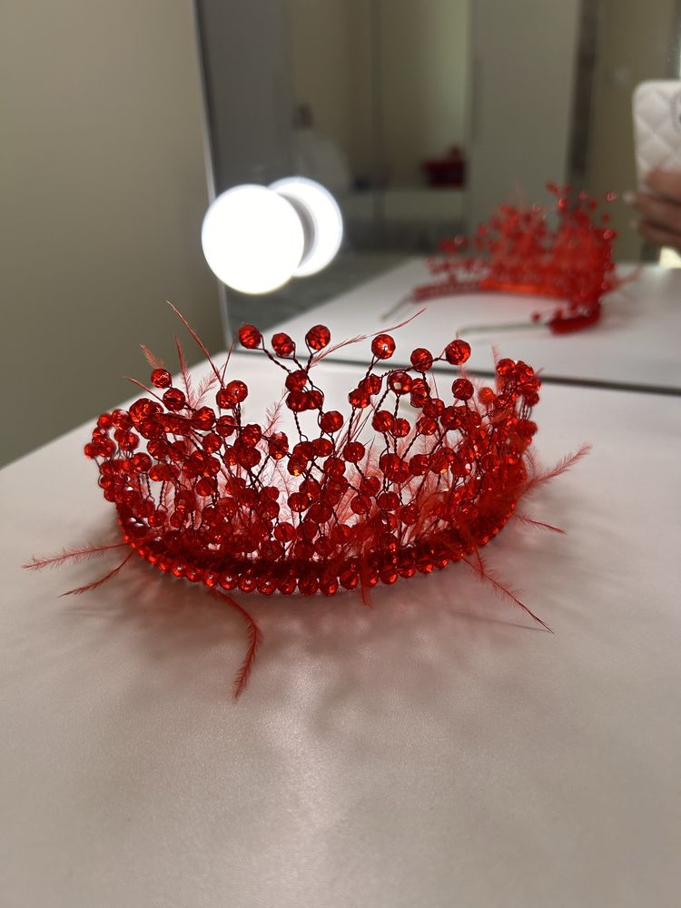 Червена корона за коса