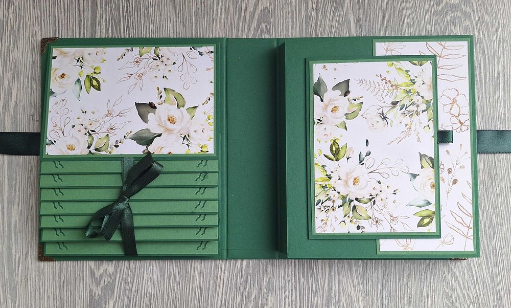 Скрапбук албум в зелено и бяло, с нежни рози, ръчна изработка /43.44