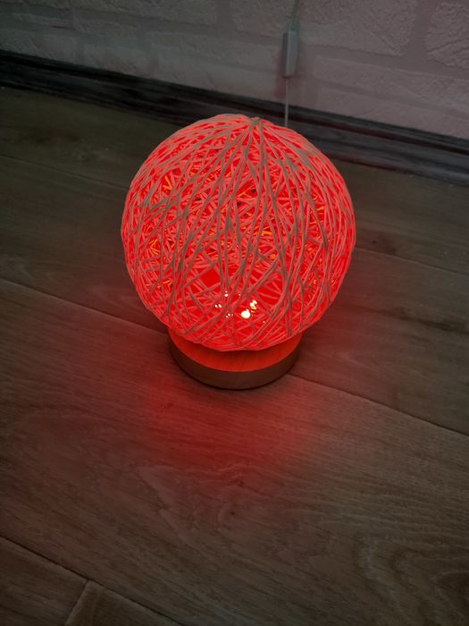 Veioza din lemn masiv si ratan, incarcare USB, utilizare versatila, il