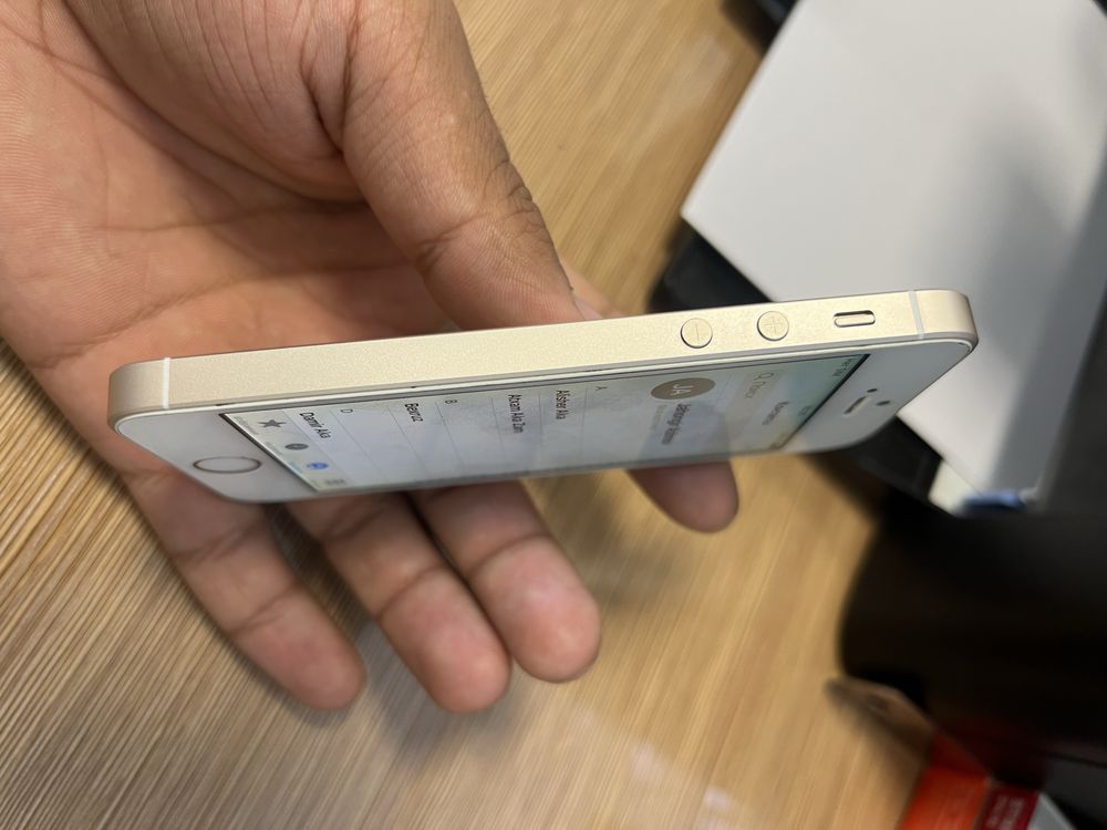 iphone se  yangi iphoneni hamma narsasi ishlaydi ideal 100% toza tel