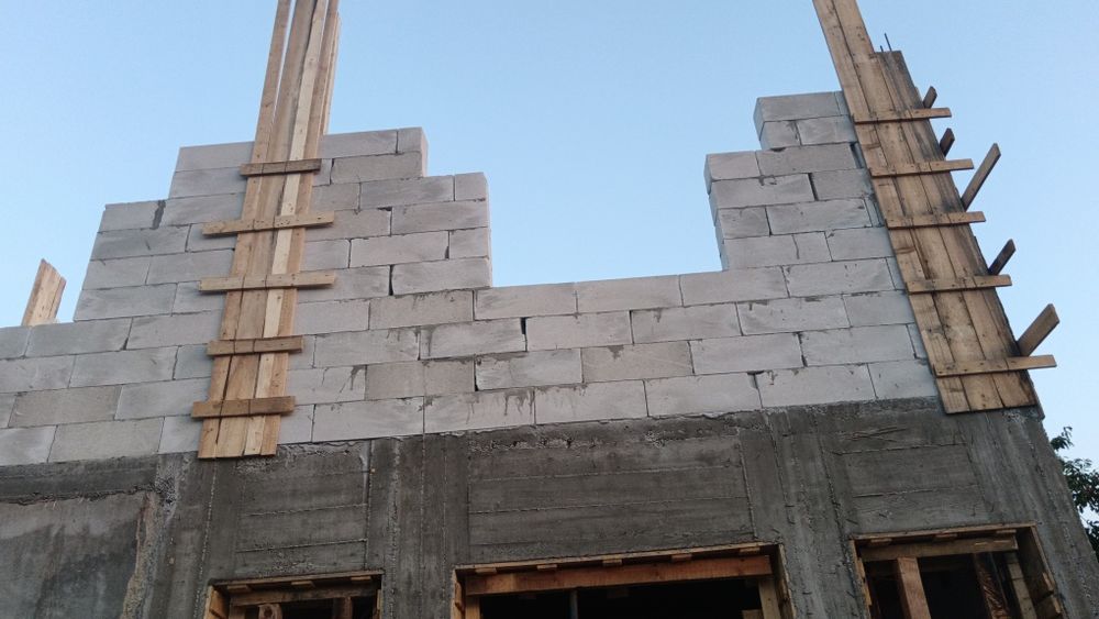 Construim case la rosu si cheie cu materiale