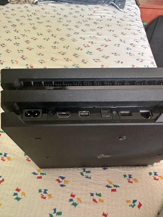 Vand ps4 pro utilizat 1Tb + 2 controlere