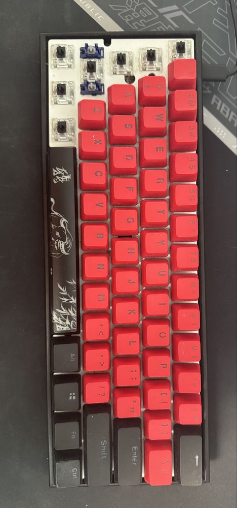 Ducky Mecha Mini 60% – за ремонт/части + custom keycaps.