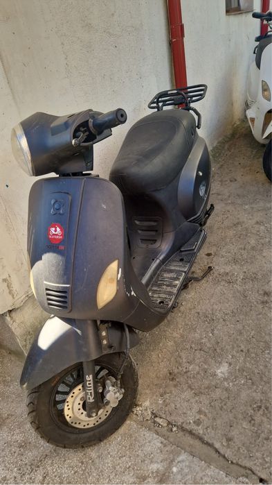 Vand scutere pentru livrari