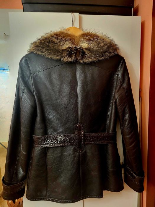 Почти ново дамско зимне яке от естествена кожа, канадски вълк