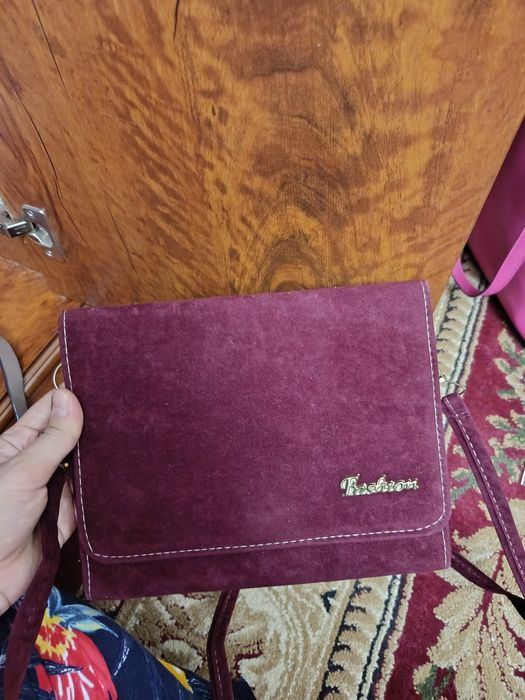 Ayollar uchun oyoq kiyim sumkasi bilan