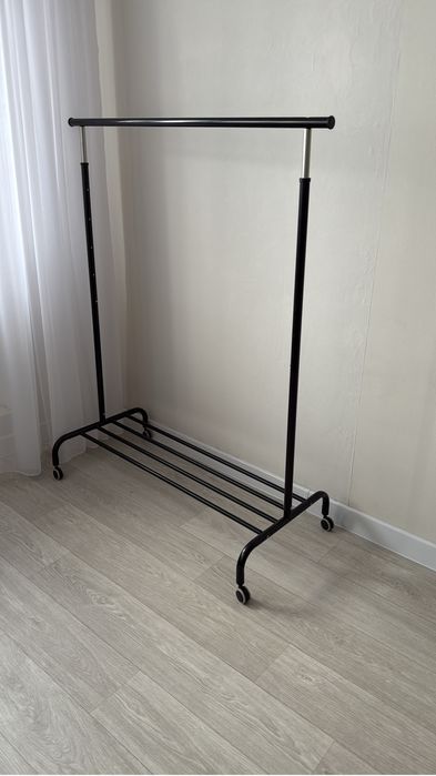 Продам напольную вешалку.